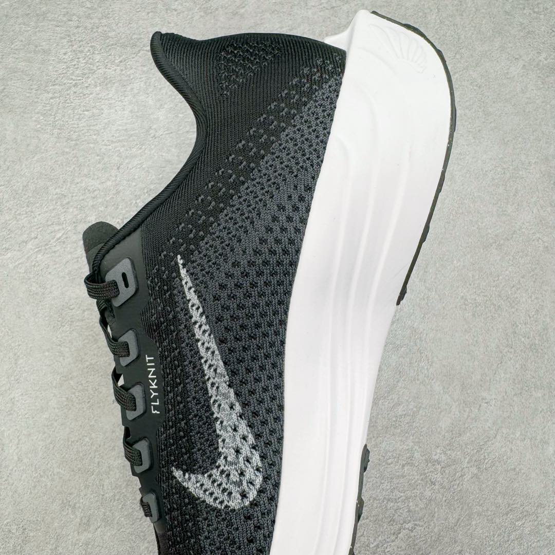 图片[7]-＃TG纯原 NK Zoom Pegasus Plus 超级飞马涡轮增压马拉松慢跑鞋 FQ7262-002 在设计上延续了原版鞋款的经典风格，向 Pegasus Turbo 致敬。鞋面采用 Flyknit 材质，巧妙地在不同区域实现紧密与松散的编织结合。标志性的尼龙中部条纹与原版 Turbo 设计呼应。原有的 Flywire 被内部毡织带替代。鞋领的衬垫和鞋跟支撑则为鞋面增添了完善的细节。 与以往的 Turbo 型号采用双层泡沫不同，Pegasus Plus 使用了一体式 ZoomX 中底。鞋跟厚度为 35 毫米，前掌为 25 毫米，形成 10 毫米的落差，外底覆盖了大量橡胶，而 ZoomX 外露的部分也十分显眼。尺码：36 36.5 37.5 38 38.5 39 40 40.5 41 42 42.5 43 44 44.5 45-选品中心