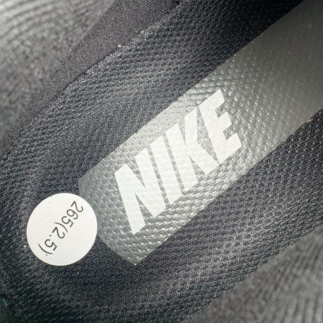 图片[12]-＃TG纯原 NK Zoom Pegasus Plus 超级飞马涡轮增压马拉松慢跑鞋 FQ7262-002 在设计上延续了原版鞋款的经典风格，向 Pegasus Turbo 致敬。鞋面采用 Flyknit 材质，巧妙地在不同区域实现紧密与松散的编织结合。标志性的尼龙中部条纹与原版 Turbo 设计呼应。原有的 Flywire 被内部毡织带替代。鞋领的衬垫和鞋跟支撑则为鞋面增添了完善的细节。 与以往的 Turbo 型号采用双层泡沫不同，Pegasus Plus 使用了一体式 ZoomX 中底。鞋跟厚度为 35 毫米，前掌为 25 毫米，形成 10 毫米的落差，外底覆盖了大量橡胶，而 ZoomX 外露的部分也十分显眼。尺码：36 36.5 37.5 38 38.5 39 40 40.5 41 42 42.5 43 44 44.5 45-选品中心