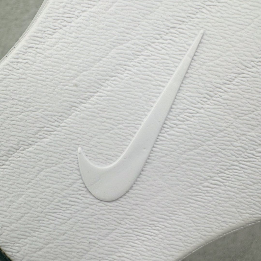 图片[19]-＃TG纯原 NK Zoom Pegasus Plus 超级飞马涡轮增压马拉松慢跑鞋 FQ7262-002 在设计上延续了原版鞋款的经典风格，向 Pegasus Turbo 致敬。鞋面采用 Flyknit 材质，巧妙地在不同区域实现紧密与松散的编织结合。标志性的尼龙中部条纹与原版 Turbo 设计呼应。原有的 Flywire 被内部毡织带替代。鞋领的衬垫和鞋跟支撑则为鞋面增添了完善的细节。 与以往的 Turbo 型号采用双层泡沫不同，Pegasus Plus 使用了一体式 ZoomX 中底。鞋跟厚度为 35 毫米，前掌为 25 毫米，形成 10 毫米的落差，外底覆盖了大量橡胶，而 ZoomX 外露的部分也十分显眼。尺码：36 36.5 37.5 38 38.5 39 40 40.5 41 42 42.5 43 44 44.5 45-选品中心