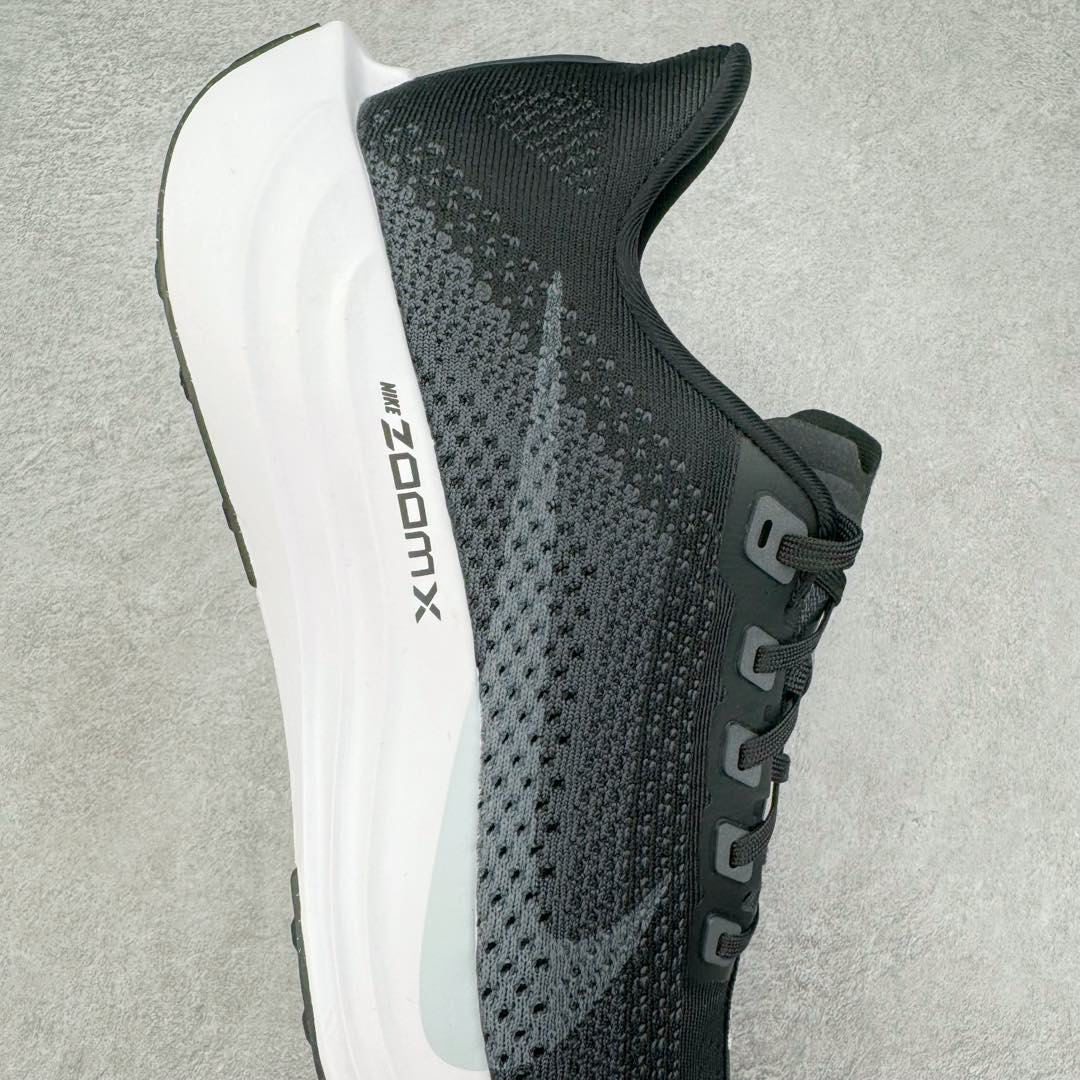 图片[6]-＃TG纯原 NK Zoom Pegasus Plus 超级飞马涡轮增压马拉松慢跑鞋 FQ7262-002 在设计上延续了原版鞋款的经典风格，向 Pegasus Turbo 致敬。鞋面采用 Flyknit 材质，巧妙地在不同区域实现紧密与松散的编织结合。标志性的尼龙中部条纹与原版 Turbo 设计呼应。原有的 Flywire 被内部毡织带替代。鞋领的衬垫和鞋跟支撑则为鞋面增添了完善的细节。 与以往的 Turbo 型号采用双层泡沫不同，Pegasus Plus 使用了一体式 ZoomX 中底。鞋跟厚度为 35 毫米，前掌为 25 毫米，形成 10 毫米的落差，外底覆盖了大量橡胶，而 ZoomX 外露的部分也十分显眼。尺码：36 36.5 37.5 38 38.5 39 40 40.5 41 42 42.5 43 44 44.5 45-选品中心