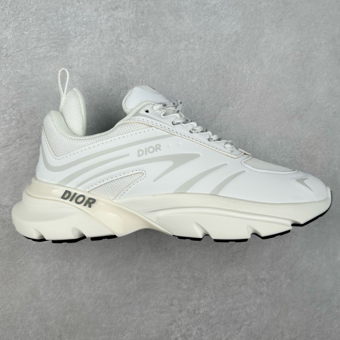 DIOR B44 Blade 迪奥2024新款圆头系带跑步鞋 新款鞋款的特点是受到 21 世纪启发的大胆蓬松造型 B44 Blade 运动鞋采用渐变技术网布制成 配有同色技术面料面板 鞋底上配有对比鲜明的 Blade 嵌件 与跑步世界息息相关 这款运动鞋具有运动、复古未来主义的外观 配有超细纤维和帆布嵌件 并饰有标志性的“Dior”标志 点缀在鞋面、鞋跟和侧面 鞋型饰有 Dior 和Lewis Hamilton标志性饰物 悬挂在鞋眼上 而鞋面、鞋跟和侧面则饰有 Dior 标志 尺码：36 37 38 39 40 41 42 43 44 45-选品中心