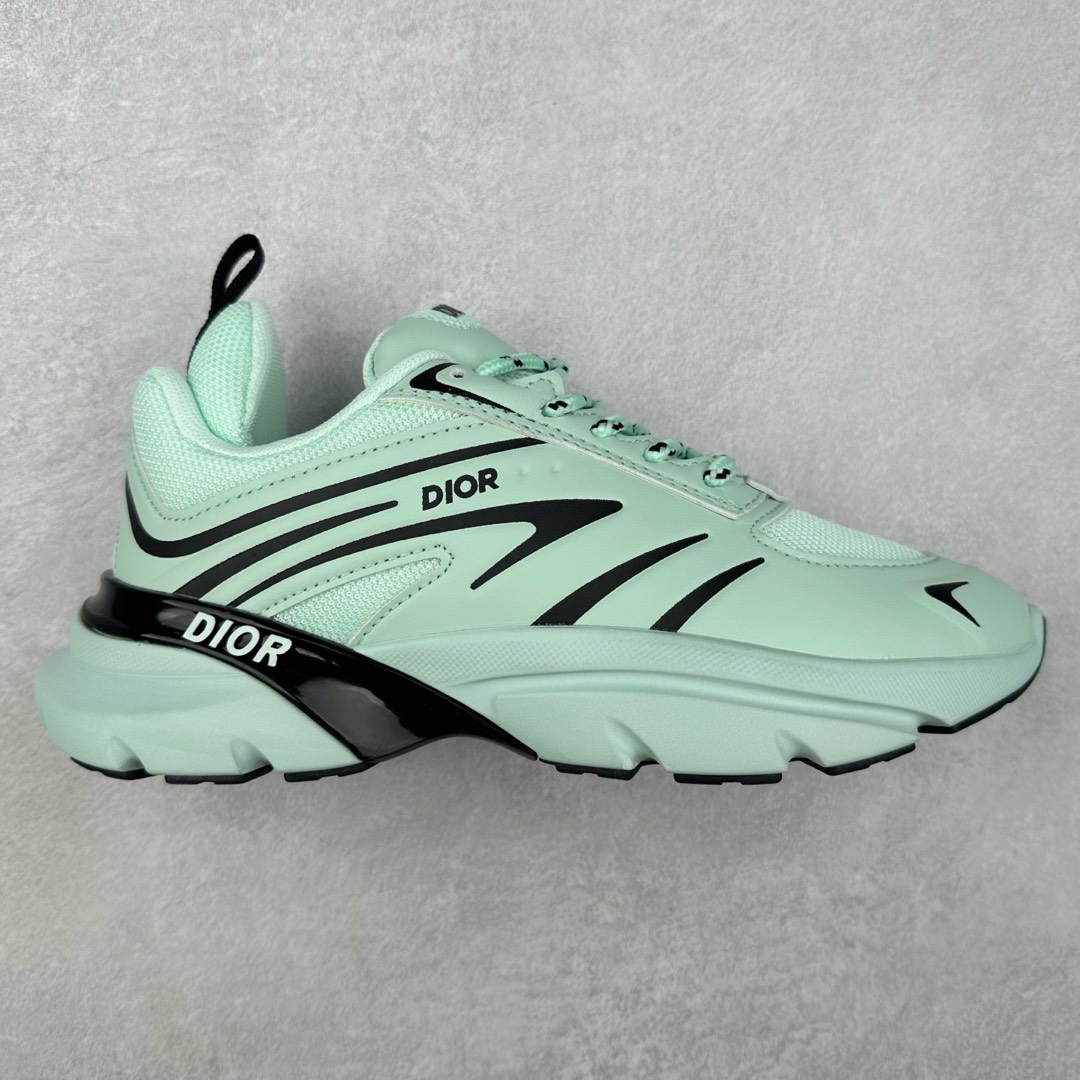 DIOR B44 Blade 迪奥2024新款圆头系带跑步鞋 新款鞋款的特点是受到 21 世纪启发的大胆蓬松造型 B44 Blade 运动鞋采用渐变技术网布制成 配有同色技术面料面板 鞋底上配有对比鲜明的 Blade 嵌件 与跑步世界息息相关 这款运动鞋具有运动、复古未来主义的外观 配有超细纤维和帆布嵌件 并饰有标志性的“Dior”标志 点缀在鞋面、鞋跟和侧面 鞋型饰有 Dior 和Lewis Hamilton标志性饰物 悬挂在鞋眼上 而鞋面、鞋跟和侧面则饰有 Dior 标志 尺码：36 37 38 39 40 41 42 43 44 45-选品中心