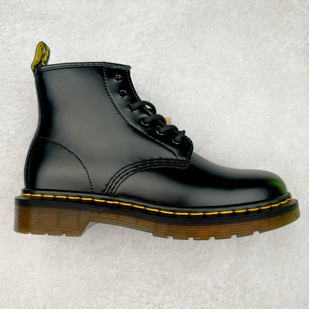 图片[8]-＃福利特价 Dr.Martens 马汀博士经典牛皮革舒适百撘马丁靴 马汀博士作为一个具有独特魅力的品牌 吸引了一群各具特色、而又崇尚本真精神的人 他们主张表达自我 他们每一个人都是世问独特的存在 从风格来看 马汀博士极简的鞋型轮廓 使鞋靴能轻松融入穿着者的造型 从而形成独具特色的风格 从实用性来看 耐穿舒适的体验感 为马汀博士成为街头潮流奠定了基础 从情感方面来看 这些具有辨识度的鞋子还是独特态度和权力赋予的象征 尺码：35 36 37 38 39 40 41 42 43 44-选品中心