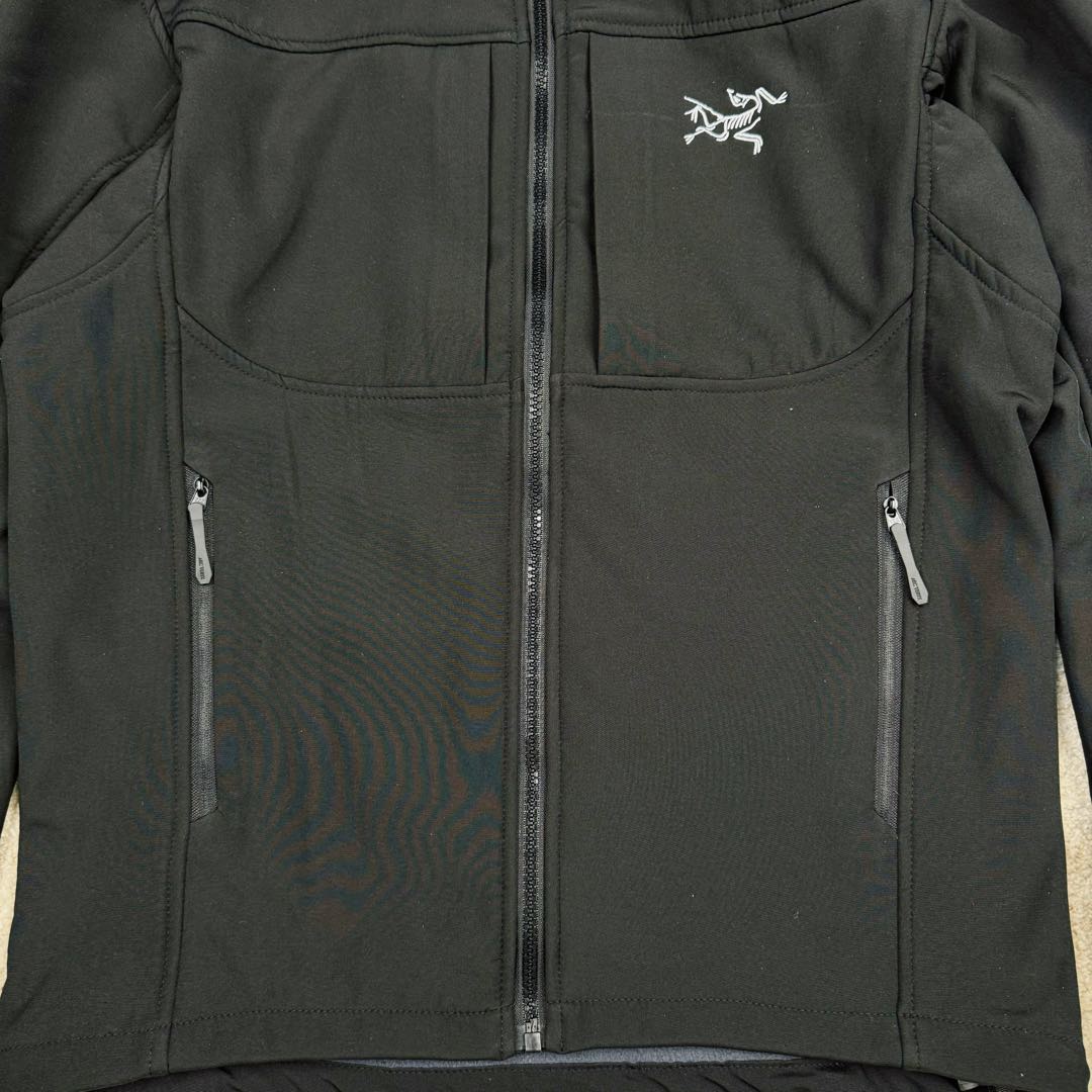 图片[15]-＃TZD Arcteryx GAMMA MX Jacket 始祖鸟立领抓绒拉链软壳夹克 Arcteryx中文名始祖鸟 加拿大户外服饰品牌 1989年创立于加拿大温哥华 始祖鸟来自加拿大海岸山脉 植根高山的专业户外品牌 始终秉承对精湛设计和工艺孜孜以求的准则 从1989年创立至今 Arcteryx始终不断在产品设计与做工上不惜工本 以满足始祖鸟的标准 品质、设计以及精简的理念造就了其良好的性能 并能满足严苛环境下的使用需求 尺码：S M L XL XXL-选品中心
