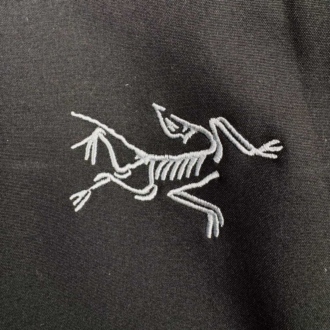 图片[13]-＃TZD Arcteryx GAMMA MX Jacket 始祖鸟立领抓绒拉链软壳夹克 Arcteryx中文名始祖鸟 加拿大户外服饰品牌 1989年创立于加拿大温哥华 始祖鸟来自加拿大海岸山脉 植根高山的专业户外品牌 始终秉承对精湛设计和工艺孜孜以求的准则 从1989年创立至今 Arcteryx始终不断在产品设计与做工上不惜工本 以满足始祖鸟的标准 品质、设计以及精简的理念造就了其良好的性能 并能满足严苛环境下的使用需求 尺码：S M L XL XXL-选品中心