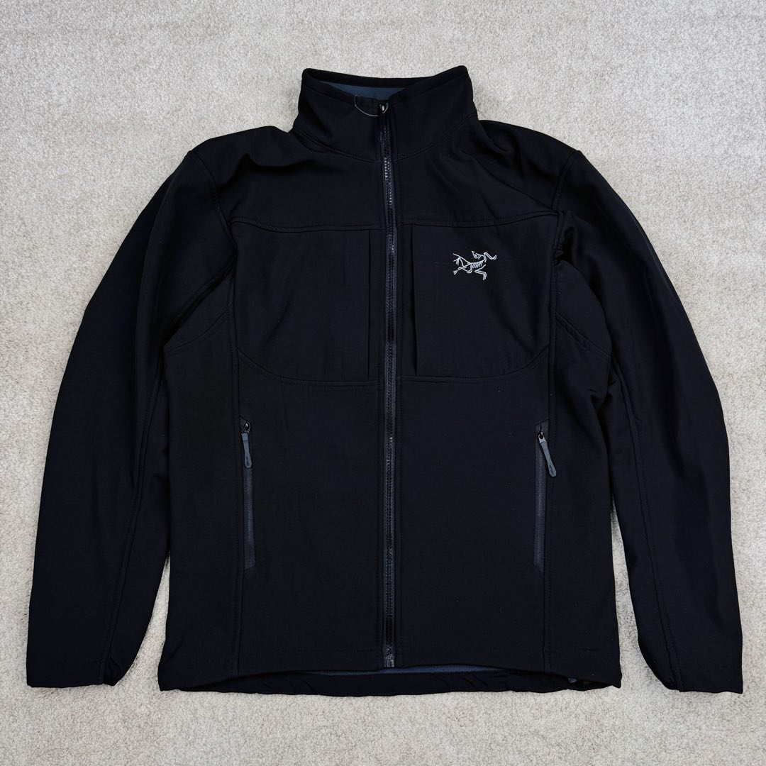 ＃TZD Arcteryx GAMMA MX Jacket 始祖鸟立领抓绒拉链软壳夹克 Arcteryx中文名始祖鸟 加拿大户外服饰品牌 1989年创立于加拿大温哥华 始祖鸟来自加拿大海岸山脉 植根高山的专业户外品牌 始终秉承对精湛设计和工艺孜孜以求的准则 从1989年创立至今 Arcteryx始终不断在产品设计与做工上不惜工本 以满足始祖鸟的标准 品质、设计以及精简的理念造就了其良好的性能 并能满足严苛环境下的使用需求 尺码：S M L XL XXL-选品中心