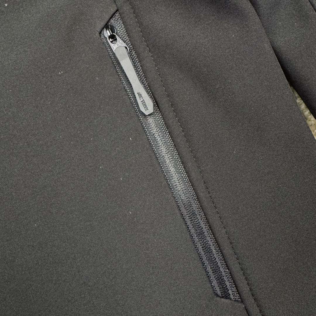 图片[12]-＃TZD Arcteryx GAMMA MX Jacket 始祖鸟立领抓绒拉链软壳夹克 Arcteryx中文名始祖鸟 加拿大户外服饰品牌 1989年创立于加拿大温哥华 始祖鸟来自加拿大海岸山脉 植根高山的专业户外品牌 始终秉承对精湛设计和工艺孜孜以求的准则 从1989年创立至今 Arcteryx始终不断在产品设计与做工上不惜工本 以满足始祖鸟的标准 品质、设计以及精简的理念造就了其良好的性能 并能满足严苛环境下的使用需求 尺码：S M L XL XXL-选品中心