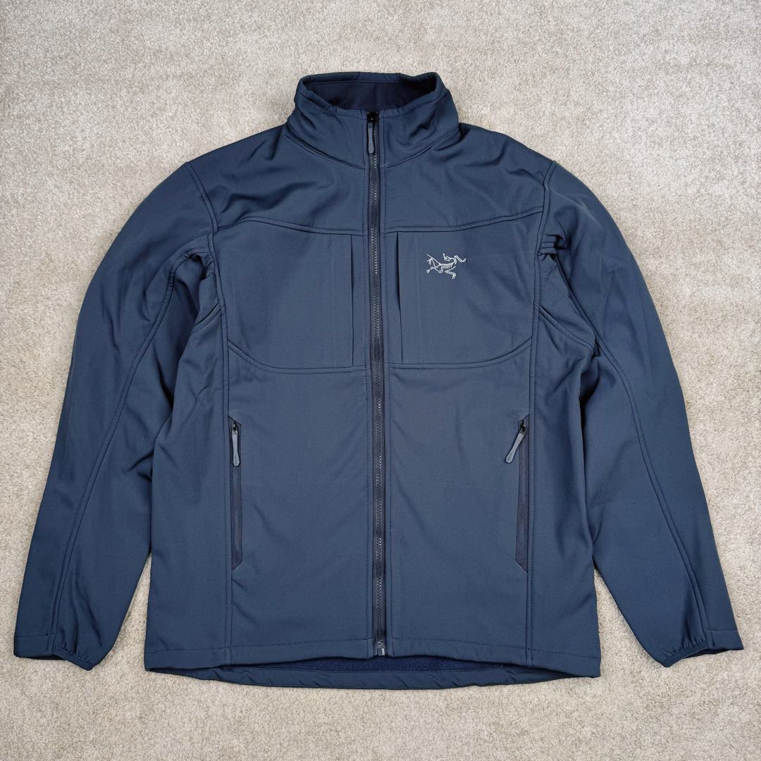 ＃TZD Arcteryx GAMMA MX Jacket 始祖鸟立领抓绒拉链软壳夹克 Arcteryx中文名始祖鸟 加拿大户外服饰品牌 1989年创立于加拿大温哥华 始祖鸟来自加拿大海岸山脉 植根高山的专业户外品牌 始终秉承对精湛设计和工艺孜孜以求的准则 从1989年创立至今 Arcteryx始终不断在产品设计与做工上不惜工本 以满足始祖鸟的标准 品质、设计以及精简的理念造就了其良好的性能 并能满足严苛环境下的使用需求 尺码：S M L XL XXL-选品中心