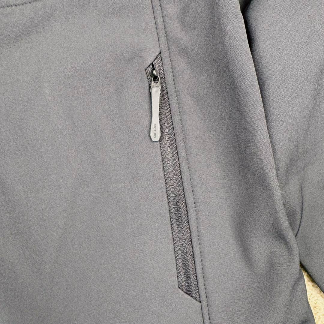 图片[9]-＃TZD Arcteryx GAMMA MX Jacket 始祖鸟立领抓绒拉链软壳夹克 Arcteryx中文名始祖鸟 加拿大户外服饰品牌 1989年创立于加拿大温哥华 始祖鸟来自加拿大海岸山脉 植根高山的专业户外品牌 始终秉承对精湛设计和工艺孜孜以求的准则 从1989年创立至今 Arcteryx始终不断在产品设计与做工上不惜工本 以满足始祖鸟的标准 品质、设计以及精简的理念造就了其良好的性能 并能满足严苛环境下的使用需求 尺码：S M L XL XXL-选品中心