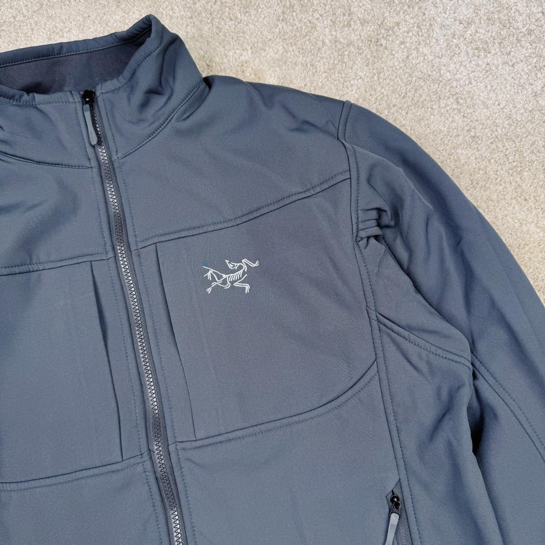 图片[7]-＃TZD Arcteryx GAMMA MX Jacket 始祖鸟立领抓绒拉链软壳夹克 Arcteryx中文名始祖鸟 加拿大户外服饰品牌 1989年创立于加拿大温哥华 始祖鸟来自加拿大海岸山脉 植根高山的专业户外品牌 始终秉承对精湛设计和工艺孜孜以求的准则 从1989年创立至今 Arcteryx始终不断在产品设计与做工上不惜工本 以满足始祖鸟的标准 品质、设计以及精简的理念造就了其良好的性能 并能满足严苛环境下的使用需求 尺码：S M L XL XXL-选品中心