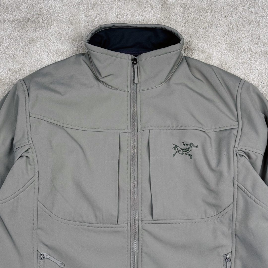 图片[5]-＃TZD Arcteryx GAMMA MX Jacket 始祖鸟立领抓绒拉链软壳夹克 Arcteryx中文名始祖鸟 加拿大户外服饰品牌 1989年创立于加拿大温哥华 始祖鸟来自加拿大海岸山脉 植根高山的专业户外品牌 始终秉承对精湛设计和工艺孜孜以求的准则 从1989年创立至今 Arcteryx始终不断在产品设计与做工上不惜工本 以满足始祖鸟的标准 品质、设计以及精简的理念造就了其良好的性能 并能满足严苛环境下的使用需求 尺码：S M L XL XXL-选品中心