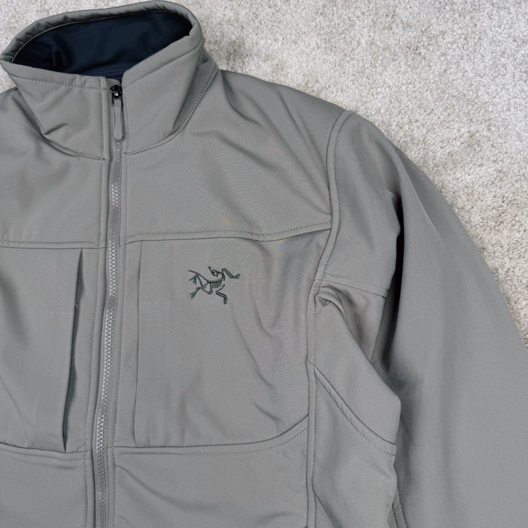 图片[8]-＃TZD Arcteryx GAMMA MX Jacket 始祖鸟立领抓绒拉链软壳夹克 Arcteryx中文名始祖鸟 加拿大户外服饰品牌 1989年创立于加拿大温哥华 始祖鸟来自加拿大海岸山脉 植根高山的专业户外品牌 始终秉承对精湛设计和工艺孜孜以求的准则 从1989年创立至今 Arcteryx始终不断在产品设计与做工上不惜工本 以满足始祖鸟的标准 品质、设计以及精简的理念造就了其良好的性能 并能满足严苛环境下的使用需求 尺码：S M L XL XXL-选品中心