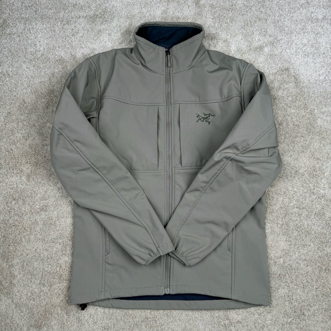 图片[2]-＃TZD Arcteryx GAMMA MX Jacket 始祖鸟立领抓绒拉链软壳夹克 Arcteryx中文名始祖鸟 加拿大户外服饰品牌 1989年创立于加拿大温哥华 始祖鸟来自加拿大海岸山脉 植根高山的专业户外品牌 始终秉承对精湛设计和工艺孜孜以求的准则 从1989年创立至今 Arcteryx始终不断在产品设计与做工上不惜工本 以满足始祖鸟的标准 品质、设计以及精简的理念造就了其良好的性能 并能满足严苛环境下的使用需求 尺码：S M L XL XXL-选品中心