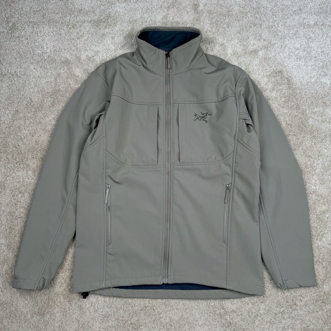 ＃TZD Arcteryx GAMMA MX Jacket 始祖鸟立领抓绒拉链软壳夹克 Arcteryx中文名始祖鸟 加拿大户外服饰品牌 1989年创立于加拿大温哥华 始祖鸟来自加拿大海岸山脉 植根高山的专业户外品牌 始终秉承对精湛设计和工艺孜孜以求的准则 从1989年创立至今 Arcteryx始终不断在产品设计与做工上不惜工本 以满足始祖鸟的标准 品质、设计以及精简的理念造就了其良好的性能 并能满足严苛环境下的使用需求 尺码：S M L XL XXL-选品中心