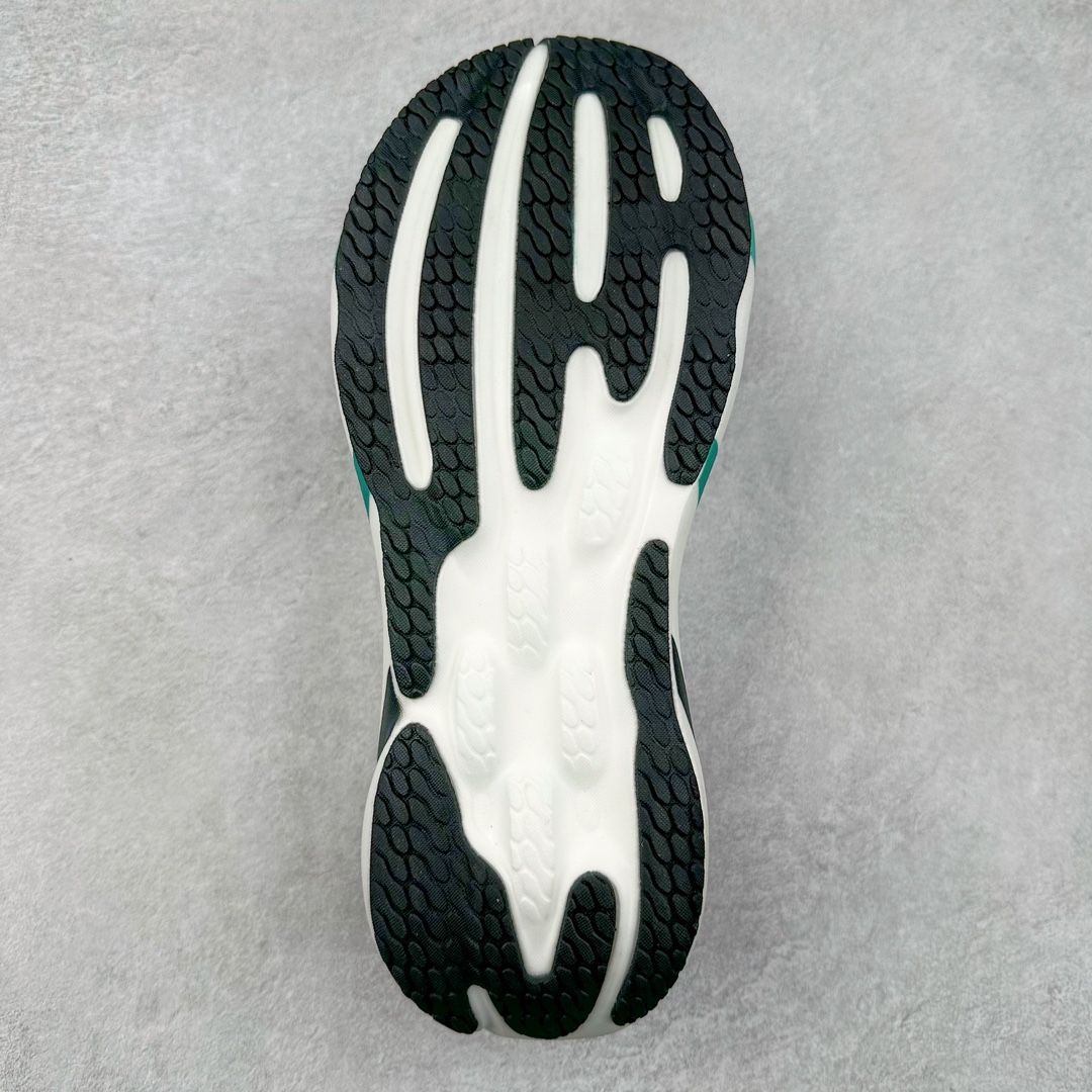 图片[9]-New Balance Fresh Foam X NB1080V5 新百伦系列低帮轻量化厚底健身休闲运动慢跑鞋 近赏｜无论是日常慢跑，还是City Walk，它都可轻松应对提起今年最流行的事情，想必在你所在的城市来一段City Walk，是很多潮男潮女都会做的吧。当时间来到十月，一年中最舒服的时光，无论是慢跑也好，还是City Walk，今天推荐的这双鞋，都可以轻松应对。那就是可以带给你久违的松弛感、治愈你柔软的需要的New Balance Fresh Foam X1080v15。作为New Balance经典跑鞋系列，1080系列可以说凝聚了品牌历来前沿科技与制造匠心。今年的v13版本可谓再度革新。在舒适体验、运动性能以及造型风格三个维度上做到了有机交融。舒适体验一直是1080跑鞋系列带给我们最大的直观感受，加上本就带有严肃跑鞋基因，在今年全新材料配方的Fresh FoamX中底泡棉上则有了不一样的缓震性能，重新定义“踩屎感”。可再生柔软针织鞋面使用可追溯的Repreve再生鞋面材料，柔软透气的鞋面提供绵密的贴合与包裹感，轻量分区橡胶大底分区外底橡胶采用新材料，改进纹路设计，增加前掌外底硬度，提升滚动反馈和传动效率。尺码：40 40.5 41.5 42 42.5 43 44 45-选品中心