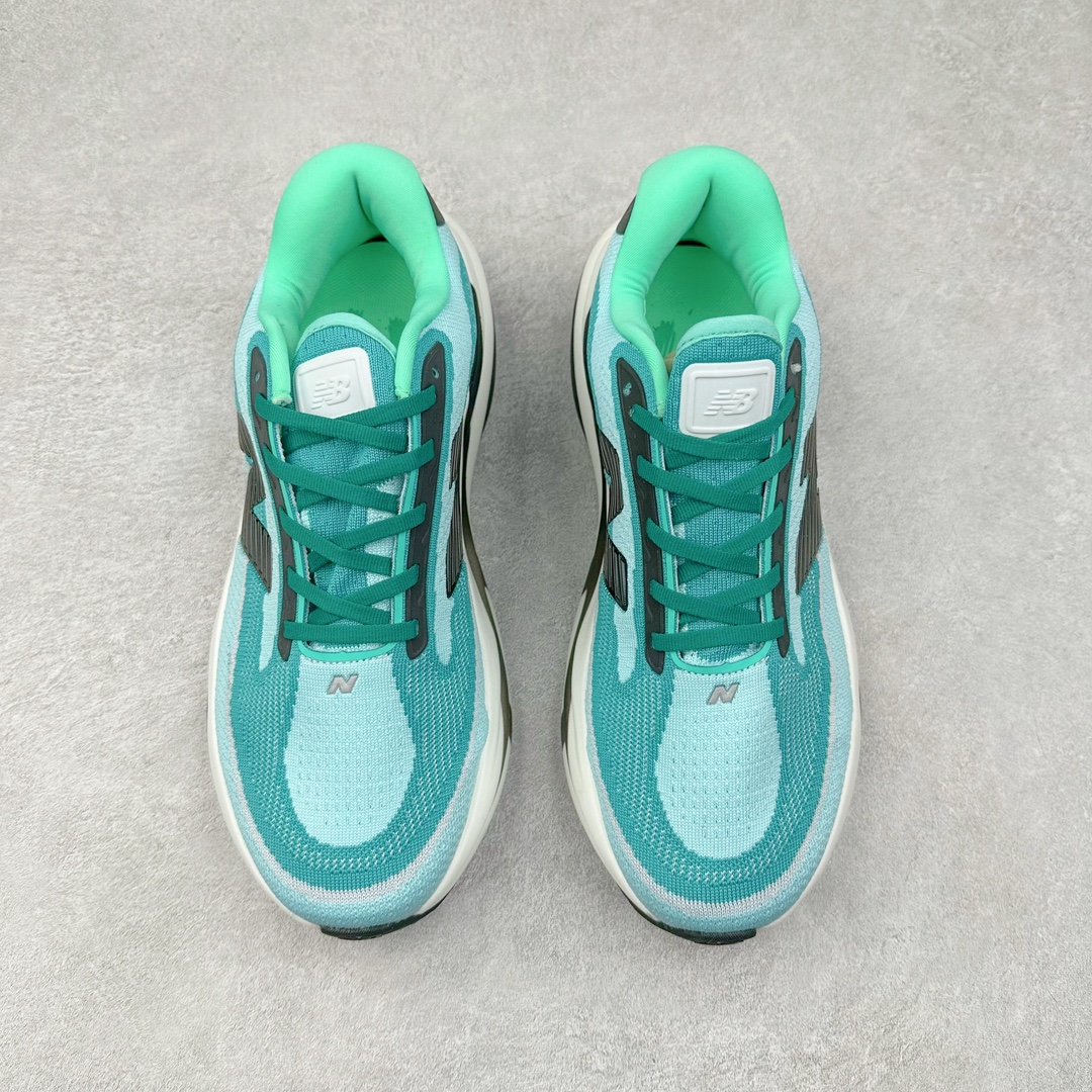 图片[2]-New Balance Fresh Foam X NB1080V5 新百伦系列低帮轻量化厚底健身休闲运动慢跑鞋 近赏｜无论是日常慢跑，还是City Walk，它都可轻松应对提起今年最流行的事情，想必在你所在的城市来一段City Walk，是很多潮男潮女都会做的吧。当时间来到十月，一年中最舒服的时光，无论是慢跑也好，还是City Walk，今天推荐的这双鞋，都可以轻松应对。那就是可以带给你久违的松弛感、治愈你柔软的需要的New Balance Fresh Foam X1080v15。作为New Balance经典跑鞋系列，1080系列可以说凝聚了品牌历来前沿科技与制造匠心。今年的v13版本可谓再度革新。在舒适体验、运动性能以及造型风格三个维度上做到了有机交融。舒适体验一直是1080跑鞋系列带给我们最大的直观感受，加上本就带有严肃跑鞋基因，在今年全新材料配方的Fresh FoamX中底泡棉上则有了不一样的缓震性能，重新定义“踩屎感”。可再生柔软针织鞋面使用可追溯的Repreve再生鞋面材料，柔软透气的鞋面提供绵密的贴合与包裹感，轻量分区橡胶大底分区外底橡胶采用新材料，改进纹路设计，增加前掌外底硬度，提升滚动反馈和传动效率。尺码：40 40.5 41.5 42 42.5 43 44 45-选品中心