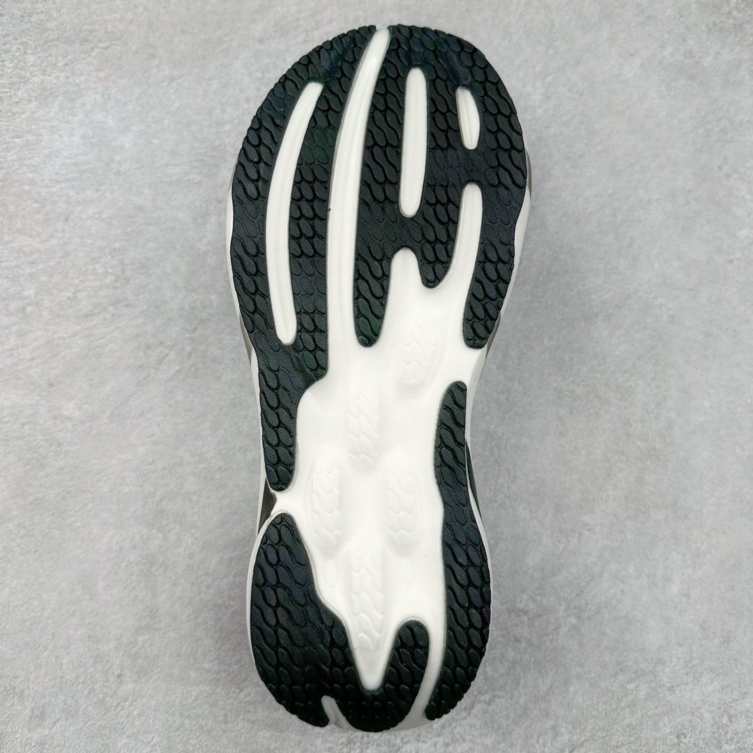 图片[9]-New Balance Fresh Foam X NB1080V5 新百伦系列低帮轻量化厚底健身休闲运动慢跑鞋 近赏｜无论是日常慢跑，还是City Walk，它都可轻松应对提起今年最流行的事情，想必在你所在的城市来一段City Walk，是很多潮男潮女都会做的吧。当时间来到十月，一年中最舒服的时光，无论是慢跑也好，还是City Walk，今天推荐的这双鞋，都可以轻松应对。那就是可以带给你久违的松弛感、治愈你柔软的需要的New Balance Fresh Foam X1080v15。作为New Balance经典跑鞋系列，1080系列可以说凝聚了品牌历来前沿科技与制造匠心。今年的v13版本可谓再度革新。在舒适体验、运动性能以及造型风格三个维度上做到了有机交融。舒适体验一直是1080跑鞋系列带给我们最大的直观感受，加上本就带有严肃跑鞋基因，在今年全新材料配方的Fresh FoamX中底泡棉上则有了不一样的缓震性能，重新定义“踩屎感”。可再生柔软针织鞋面使用可追溯的Repreve再生鞋面材料，柔软透气的鞋面提供绵密的贴合与包裹感，轻量分区橡胶大底分区外底橡胶采用新材料，改进纹路设计，增加前掌外底硬度，提升滚动反馈和传动效率。尺码：40 40.5 41.5 42 42.5 43 44 45-选品中心