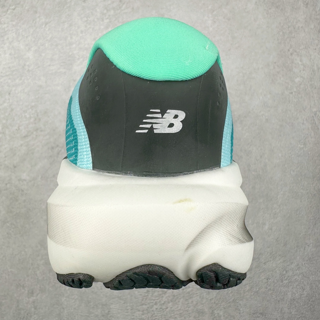 图片[8]-New Balance Fresh Foam X NB1080V5 新百伦系列低帮轻量化厚底健身休闲运动慢跑鞋 近赏｜无论是日常慢跑，还是City Walk，它都可轻松应对提起今年最流行的事情，想必在你所在的城市来一段City Walk，是很多潮男潮女都会做的吧。当时间来到十月，一年中最舒服的时光，无论是慢跑也好，还是City Walk，今天推荐的这双鞋，都可以轻松应对。那就是可以带给你久违的松弛感、治愈你柔软的需要的New Balance Fresh Foam X1080v15。作为New Balance经典跑鞋系列，1080系列可以说凝聚了品牌历来前沿科技与制造匠心。今年的v13版本可谓再度革新。在舒适体验、运动性能以及造型风格三个维度上做到了有机交融。舒适体验一直是1080跑鞋系列带给我们最大的直观感受，加上本就带有严肃跑鞋基因，在今年全新材料配方的Fresh FoamX中底泡棉上则有了不一样的缓震性能，重新定义“踩屎感”。可再生柔软针织鞋面使用可追溯的Repreve再生鞋面材料，柔软透气的鞋面提供绵密的贴合与包裹感，轻量分区橡胶大底分区外底橡胶采用新材料，改进纹路设计，增加前掌外底硬度，提升滚动反馈和传动效率。尺码：40 40.5 41.5 42 42.5 43 44 45-选品中心