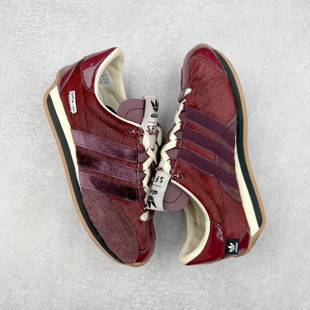 图片[3]-Song for the Mute x AD Originals SFTM-003 联名款复古慢跑鞋 ID3555 Originals与时装品牌Song for the Mute即将迎来第三个合作系列 这个系列主打的也是怀旧的氛围 采用了Country OG这个诞生于上世纪70年代的鞋款 尼龙和绒面革的梦幻拼接 低调而富有质感 呈现SFTM一贯的面料美学 三款不同风格的配色 亮点十足的斑点鞋带 体现怀旧主义和前卫设计无缝交织 鞋款采用了低帮的造型 方便日常穿着 同时对于外底做了处理 皮革材质和尼龙布材质的组合也更具是时代感 尺码：36 36.5 37 38 38.5 39 40 40.5 41 42 42.5 43 44 44.5 45-选品中心