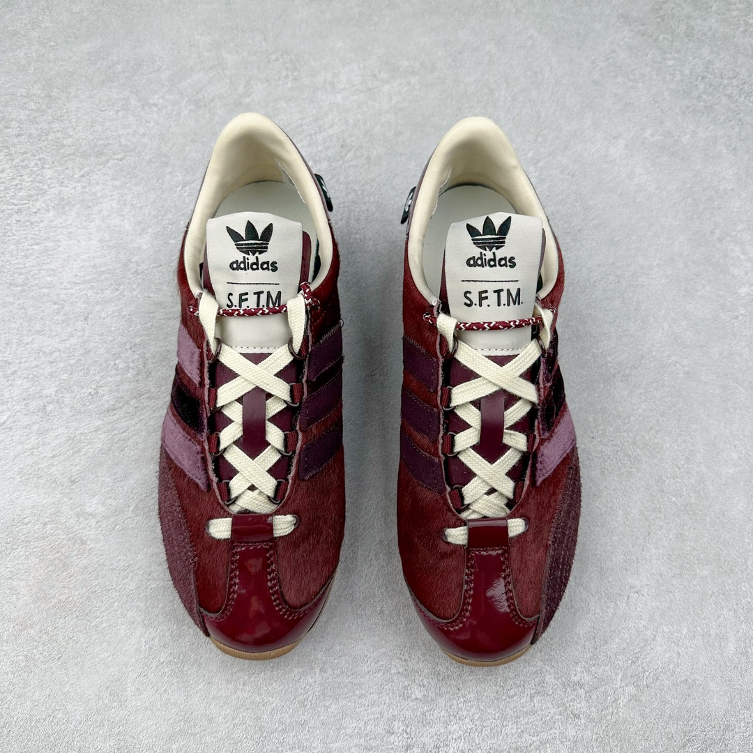 图片[2]-Song for the Mute x AD Originals SFTM-003 联名款复古慢跑鞋 ID3555 Originals与时装品牌Song for the Mute即将迎来第三个合作系列 这个系列主打的也是怀旧的氛围 采用了Country OG这个诞生于上世纪70年代的鞋款 尼龙和绒面革的梦幻拼接 低调而富有质感 呈现SFTM一贯的面料美学 三款不同风格的配色 亮点十足的斑点鞋带 体现怀旧主义和前卫设计无缝交织 鞋款采用了低帮的造型 方便日常穿着 同时对于外底做了处理 皮革材质和尼龙布材质的组合也更具是时代感 尺码：36 36.5 37 38 38.5 39 40 40.5 41 42 42.5 43 44 44.5 45-选品中心