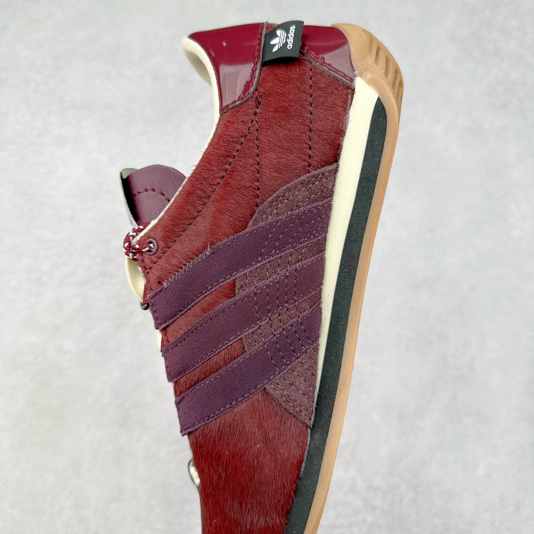 图片[7]-Song for the Mute x AD Originals SFTM-003 联名款复古慢跑鞋 ID3555 Originals与时装品牌Song for the Mute即将迎来第三个合作系列 这个系列主打的也是怀旧的氛围 采用了Country OG这个诞生于上世纪70年代的鞋款 尼龙和绒面革的梦幻拼接 低调而富有质感 呈现SFTM一贯的面料美学 三款不同风格的配色 亮点十足的斑点鞋带 体现怀旧主义和前卫设计无缝交织 鞋款采用了低帮的造型 方便日常穿着 同时对于外底做了处理 皮革材质和尼龙布材质的组合也更具是时代感 尺码：36 36.5 37 38 38.5 39 40 40.5 41 42 42.5 43 44 44.5 45-选品中心