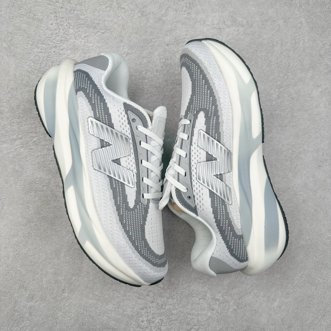 图片[3]-New Balance Fresh Foam X NB1080V5 新百伦系列低帮轻量化厚底健身休闲运动慢跑鞋 近赏｜无论是日常慢跑，还是City Walk，它都可轻松应对提起今年最流行的事情，想必在你所在的城市来一段City Walk，是很多潮男潮女都会做的吧。当时间来到十月，一年中最舒服的时光，无论是慢跑也好，还是City Walk，今天推荐的这双鞋，都可以轻松应对。那就是可以带给你久违的松弛感、治愈你柔软的需要的New Balance Fresh Foam X1080v15。作为New Balance经典跑鞋系列，1080系列可以说凝聚了品牌历来前沿科技与制造匠心。今年的v13版本可谓再度革新。在舒适体验、运动性能以及造型风格三个维度上做到了有机交融。舒适体验一直是1080跑鞋系列带给我们最大的直观感受，加上本就带有严肃跑鞋基因，在今年全新材料配方的Fresh FoamX中底泡棉上则有了不一样的缓震性能，重新定义“踩屎感”。可再生柔软针织鞋面使用可追溯的Repreve再生鞋面材料，柔软透气的鞋面提供绵密的贴合与包裹感，轻量分区橡胶大底分区外底橡胶采用新材料，改进纹路设计，增加前掌外底硬度，提升滚动反馈和传动效率。尺码：40 40.5 41.5 42 42.5 43 44 45-选品中心