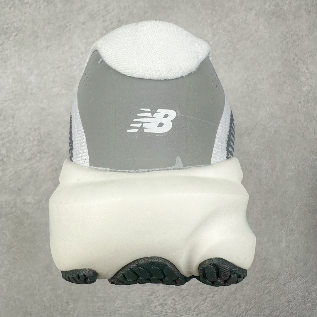 图片[8]-New Balance Fresh Foam X NB1080V5 新百伦系列低帮轻量化厚底健身休闲运动慢跑鞋 近赏｜无论是日常慢跑，还是City Walk，它都可轻松应对提起今年最流行的事情，想必在你所在的城市来一段City Walk，是很多潮男潮女都会做的吧。当时间来到十月，一年中最舒服的时光，无论是慢跑也好，还是City Walk，今天推荐的这双鞋，都可以轻松应对。那就是可以带给你久违的松弛感、治愈你柔软的需要的New Balance Fresh Foam X1080v15。作为New Balance经典跑鞋系列，1080系列可以说凝聚了品牌历来前沿科技与制造匠心。今年的v13版本可谓再度革新。在舒适体验、运动性能以及造型风格三个维度上做到了有机交融。舒适体验一直是1080跑鞋系列带给我们最大的直观感受，加上本就带有严肃跑鞋基因，在今年全新材料配方的Fresh FoamX中底泡棉上则有了不一样的缓震性能，重新定义“踩屎感”。可再生柔软针织鞋面使用可追溯的Repreve再生鞋面材料，柔软透气的鞋面提供绵密的贴合与包裹感，轻量分区橡胶大底分区外底橡胶采用新材料，改进纹路设计，增加前掌外底硬度，提升滚动反馈和传动效率。尺码：40 40.5 41.5 42 42.5 43 44 45-选品中心