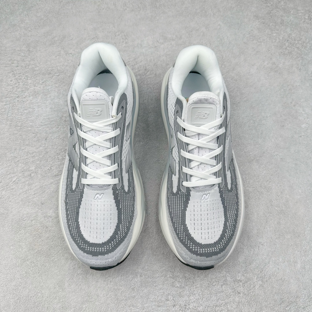 图片[2]-New Balance Fresh Foam X NB1080V5 新百伦系列低帮轻量化厚底健身休闲运动慢跑鞋 近赏｜无论是日常慢跑，还是City Walk，它都可轻松应对提起今年最流行的事情，想必在你所在的城市来一段City Walk，是很多潮男潮女都会做的吧。当时间来到十月，一年中最舒服的时光，无论是慢跑也好，还是City Walk，今天推荐的这双鞋，都可以轻松应对。那就是可以带给你久违的松弛感、治愈你柔软的需要的New Balance Fresh Foam X1080v15。作为New Balance经典跑鞋系列，1080系列可以说凝聚了品牌历来前沿科技与制造匠心。今年的v13版本可谓再度革新。在舒适体验、运动性能以及造型风格三个维度上做到了有机交融。舒适体验一直是1080跑鞋系列带给我们最大的直观感受，加上本就带有严肃跑鞋基因，在今年全新材料配方的Fresh FoamX中底泡棉上则有了不一样的缓震性能，重新定义“踩屎感”。可再生柔软针织鞋面使用可追溯的Repreve再生鞋面材料，柔软透气的鞋面提供绵密的贴合与包裹感，轻量分区橡胶大底分区外底橡胶采用新材料，改进纹路设计，增加前掌外底硬度，提升滚动反馈和传动效率。尺码：40 40.5 41.5 42 42.5 43 44 45-选品中心