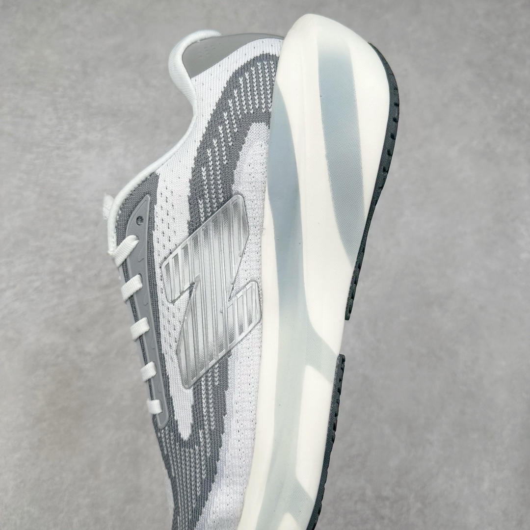 图片[7]-New Balance Fresh Foam X NB1080V5 新百伦系列低帮轻量化厚底健身休闲运动慢跑鞋 近赏｜无论是日常慢跑，还是City Walk，它都可轻松应对提起今年最流行的事情，想必在你所在的城市来一段City Walk，是很多潮男潮女都会做的吧。当时间来到十月，一年中最舒服的时光，无论是慢跑也好，还是City Walk，今天推荐的这双鞋，都可以轻松应对。那就是可以带给你久违的松弛感、治愈你柔软的需要的New Balance Fresh Foam X1080v15。作为New Balance经典跑鞋系列，1080系列可以说凝聚了品牌历来前沿科技与制造匠心。今年的v13版本可谓再度革新。在舒适体验、运动性能以及造型风格三个维度上做到了有机交融。舒适体验一直是1080跑鞋系列带给我们最大的直观感受，加上本就带有严肃跑鞋基因，在今年全新材料配方的Fresh FoamX中底泡棉上则有了不一样的缓震性能，重新定义“踩屎感”。可再生柔软针织鞋面使用可追溯的Repreve再生鞋面材料，柔软透气的鞋面提供绵密的贴合与包裹感，轻量分区橡胶大底分区外底橡胶采用新材料，改进纹路设计，增加前掌外底硬度，提升滚动反馈和传动效率。尺码：40 40.5 41.5 42 42.5 43 44 45-选品中心