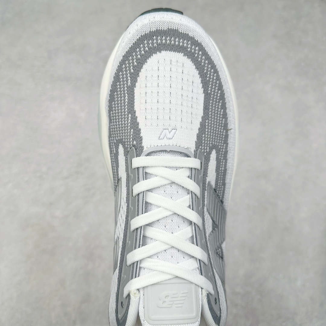 图片[4]-New Balance Fresh Foam X NB1080V5 新百伦系列低帮轻量化厚底健身休闲运动慢跑鞋 近赏｜无论是日常慢跑，还是City Walk，它都可轻松应对提起今年最流行的事情，想必在你所在的城市来一段City Walk，是很多潮男潮女都会做的吧。当时间来到十月，一年中最舒服的时光，无论是慢跑也好，还是City Walk，今天推荐的这双鞋，都可以轻松应对。那就是可以带给你久违的松弛感、治愈你柔软的需要的New Balance Fresh Foam X1080v15。作为New Balance经典跑鞋系列，1080系列可以说凝聚了品牌历来前沿科技与制造匠心。今年的v13版本可谓再度革新。在舒适体验、运动性能以及造型风格三个维度上做到了有机交融。舒适体验一直是1080跑鞋系列带给我们最大的直观感受，加上本就带有严肃跑鞋基因，在今年全新材料配方的Fresh FoamX中底泡棉上则有了不一样的缓震性能，重新定义“踩屎感”。可再生柔软针织鞋面使用可追溯的Repreve再生鞋面材料，柔软透气的鞋面提供绵密的贴合与包裹感，轻量分区橡胶大底分区外底橡胶采用新材料，改进纹路设计，增加前掌外底硬度，提升滚动反馈和传动效率。尺码：40 40.5 41.5 42 42.5 43 44 45-选品中心