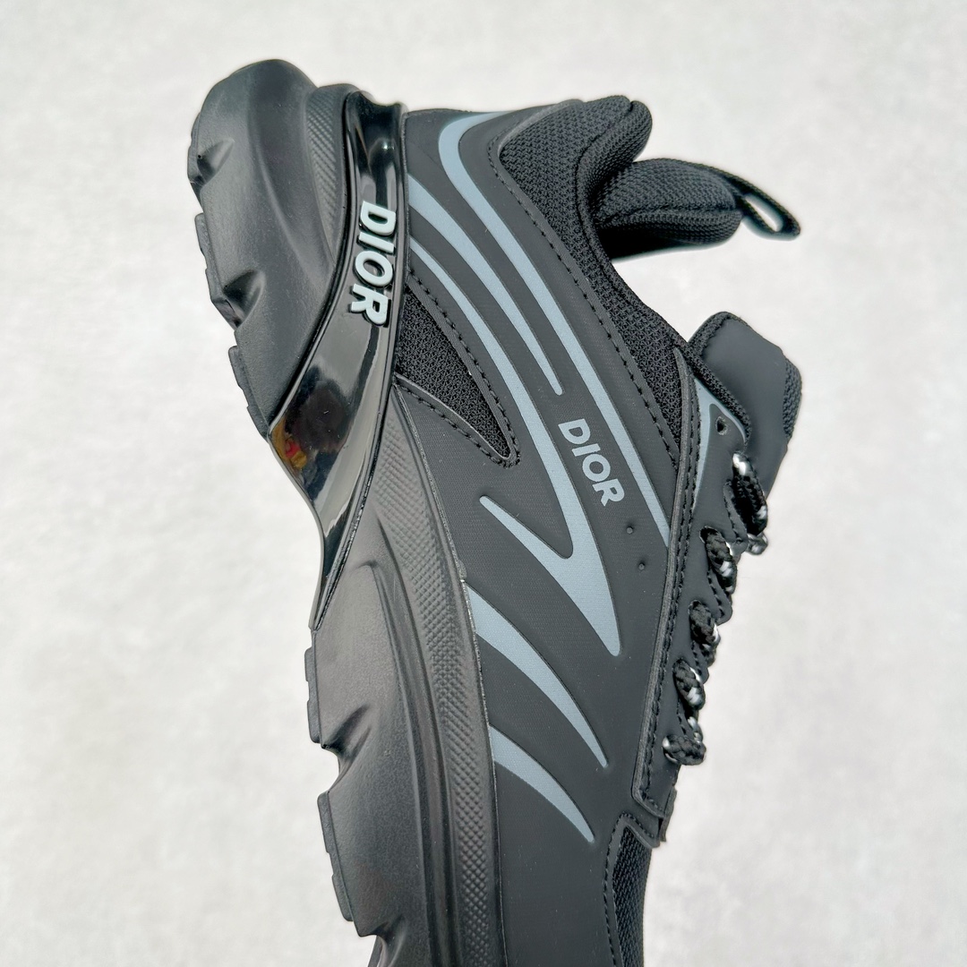 图片[6]-DIOR B44 Blade 迪奥2024新款圆头系带跑步鞋 新款鞋款的特点是受到 21 世纪启发的大胆蓬松造型 B44 Blade 运动鞋采用渐变技术网布制成 配有同色技术面料面板 鞋底上配有对比鲜明的 Blade 嵌件 与跑步世界息息相关 这款运动鞋具有运动、复古未来主义的外观 配有超细纤维和帆布嵌件 并饰有标志性的“Dior”标志 点缀在鞋面、鞋跟和侧面 鞋型饰有 Dior 和Lewis Hamilton标志性饰物 悬挂在鞋眼上 而鞋面、鞋跟和侧面则饰有 Dior 标志 尺码：36 37 38 39 40 41 42 43 44 45-选品中心