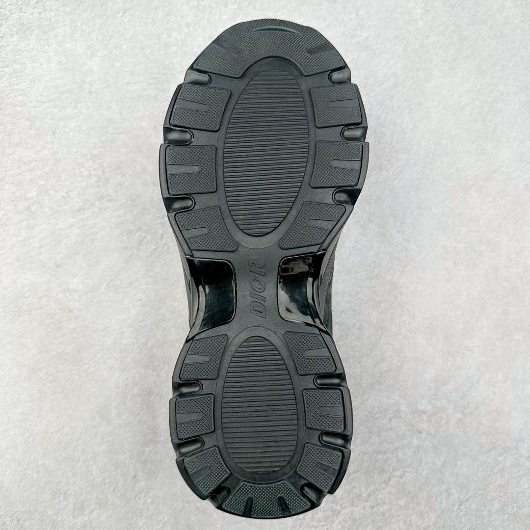 图片[9]-DIOR B44 Blade 迪奥2024新款圆头系带跑步鞋 新款鞋款的特点是受到 21 世纪启发的大胆蓬松造型 B44 Blade 运动鞋采用渐变技术网布制成 配有同色技术面料面板 鞋底上配有对比鲜明的 Blade 嵌件 与跑步世界息息相关 这款运动鞋具有运动、复古未来主义的外观 配有超细纤维和帆布嵌件 并饰有标志性的“Dior”标志 点缀在鞋面、鞋跟和侧面 鞋型饰有 Dior 和Lewis Hamilton标志性饰物 悬挂在鞋眼上 而鞋面、鞋跟和侧面则饰有 Dior 标志 尺码：36 37 38 39 40 41 42 43 44 45-选品中心