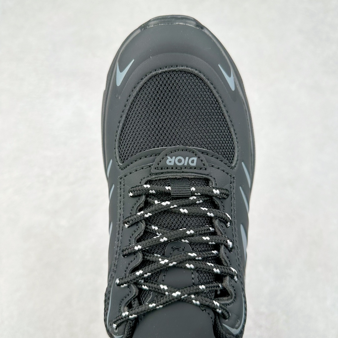 图片[4]-DIOR B44 Blade 迪奥2024新款圆头系带跑步鞋 新款鞋款的特点是受到 21 世纪启发的大胆蓬松造型 B44 Blade 运动鞋采用渐变技术网布制成 配有同色技术面料面板 鞋底上配有对比鲜明的 Blade 嵌件 与跑步世界息息相关 这款运动鞋具有运动、复古未来主义的外观 配有超细纤维和帆布嵌件 并饰有标志性的“Dior”标志 点缀在鞋面、鞋跟和侧面 鞋型饰有 Dior 和Lewis Hamilton标志性饰物 悬挂在鞋眼上 而鞋面、鞋跟和侧面则饰有 Dior 标志 尺码：36 37 38 39 40 41 42 43 44 45-选品中心