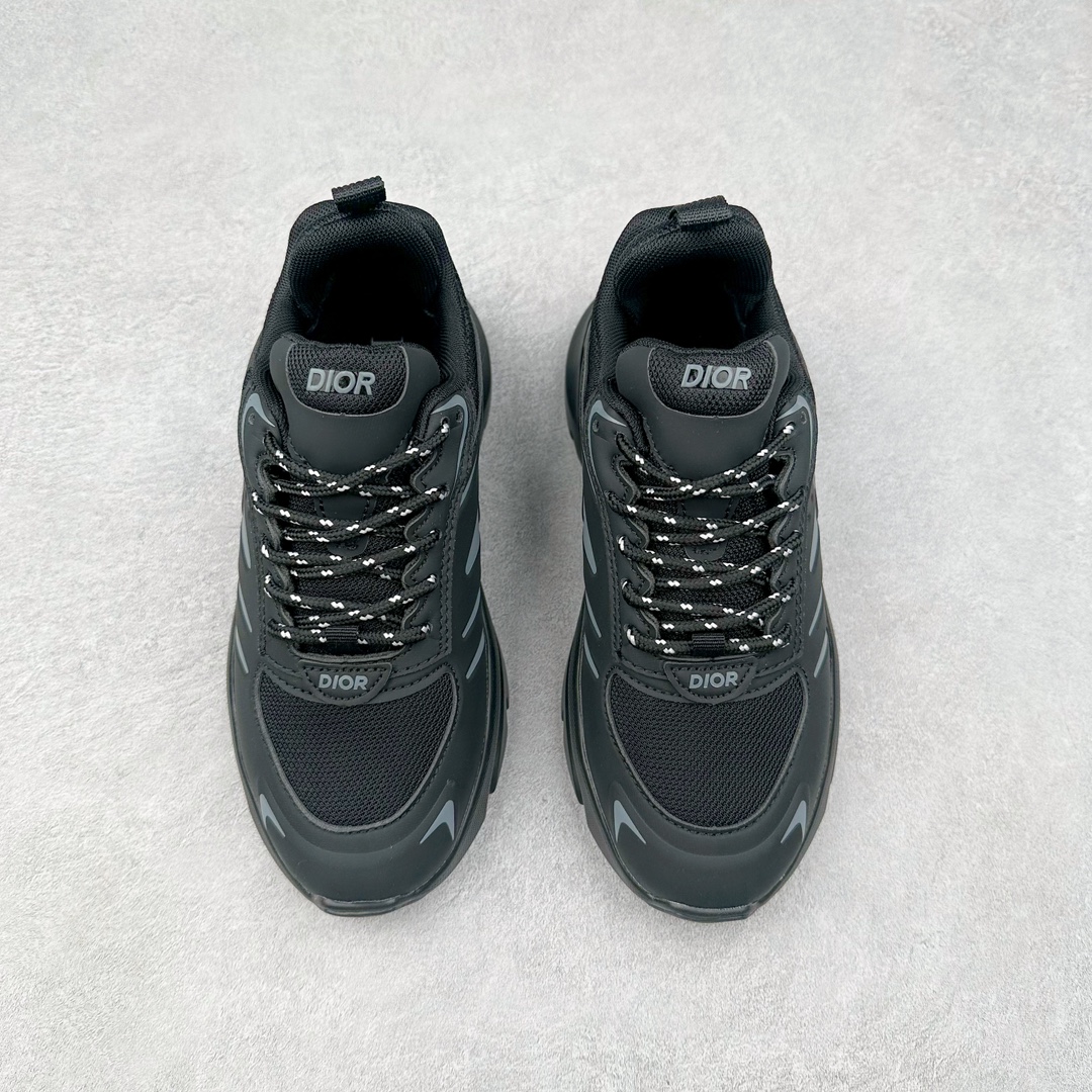 图片[2]-DIOR B44 Blade 迪奥2024新款圆头系带跑步鞋 新款鞋款的特点是受到 21 世纪启发的大胆蓬松造型 B44 Blade 运动鞋采用渐变技术网布制成 配有同色技术面料面板 鞋底上配有对比鲜明的 Blade 嵌件 与跑步世界息息相关 这款运动鞋具有运动、复古未来主义的外观 配有超细纤维和帆布嵌件 并饰有标志性的“Dior”标志 点缀在鞋面、鞋跟和侧面 鞋型饰有 Dior 和Lewis Hamilton标志性饰物 悬挂在鞋眼上 而鞋面、鞋跟和侧面则饰有 Dior 标志 尺码：36 37 38 39 40 41 42 43 44 45-选品中心