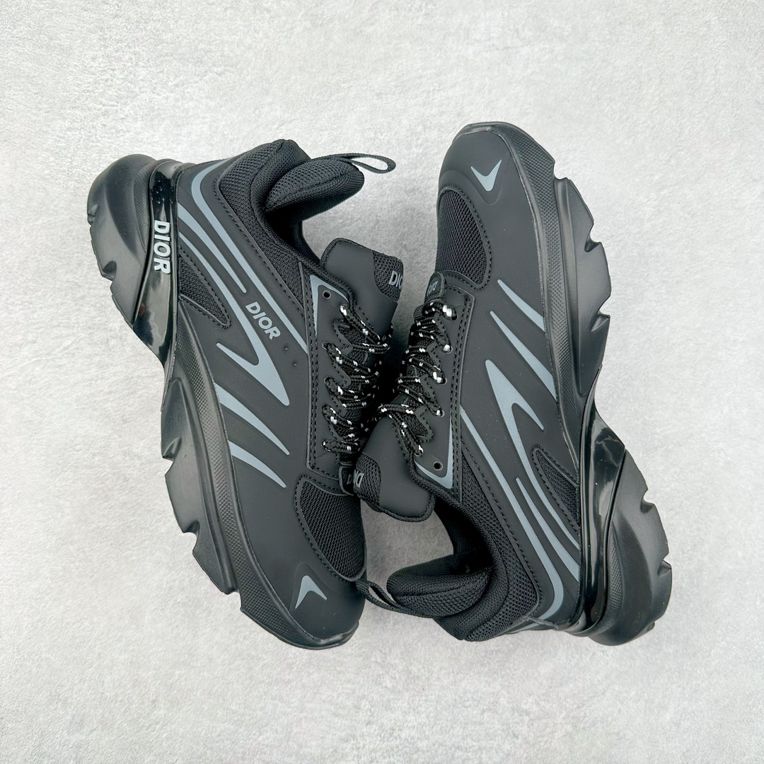 图片[3]-DIOR B44 Blade 迪奥2024新款圆头系带跑步鞋 新款鞋款的特点是受到 21 世纪启发的大胆蓬松造型 B44 Blade 运动鞋采用渐变技术网布制成 配有同色技术面料面板 鞋底上配有对比鲜明的 Blade 嵌件 与跑步世界息息相关 这款运动鞋具有运动、复古未来主义的外观 配有超细纤维和帆布嵌件 并饰有标志性的“Dior”标志 点缀在鞋面、鞋跟和侧面 鞋型饰有 Dior 和Lewis Hamilton标志性饰物 悬挂在鞋眼上 而鞋面、鞋跟和侧面则饰有 Dior 标志 尺码：36 37 38 39 40 41 42 43 44 45-选品中心