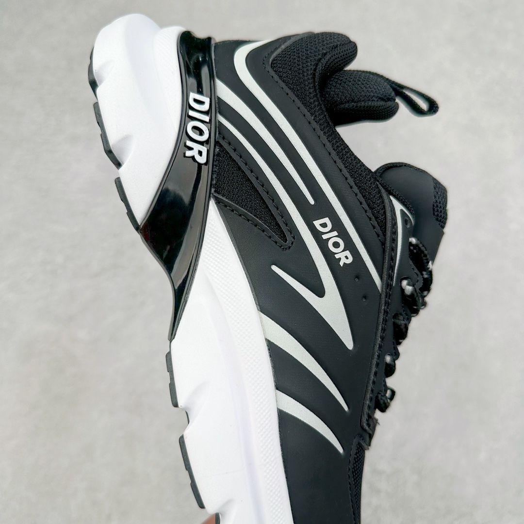 图片[6]-DIOR B44 Blade 迪奥2024新款圆头系带跑步鞋 新款鞋款的特点是受到 21 世纪启发的大胆蓬松造型 B44 Blade 运动鞋采用渐变技术网布制成 配有同色技术面料面板 鞋底上配有对比鲜明的 Blade 嵌件 与跑步世界息息相关 这款运动鞋具有运动、复古未来主义的外观 配有超细纤维和帆布嵌件 并饰有标志性的“Dior”标志 点缀在鞋面、鞋跟和侧面 鞋型饰有 Dior 和Lewis Hamilton标志性饰物 悬挂在鞋眼上 而鞋面、鞋跟和侧面则饰有 Dior 标志 尺码：36 37 38 39 40 41 42 43 44 45-选品中心