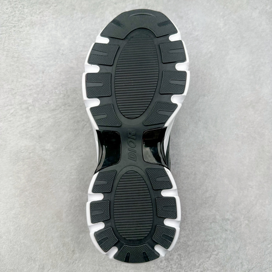 图片[9]-DIOR B44 Blade 迪奥2024新款圆头系带跑步鞋 新款鞋款的特点是受到 21 世纪启发的大胆蓬松造型 B44 Blade 运动鞋采用渐变技术网布制成 配有同色技术面料面板 鞋底上配有对比鲜明的 Blade 嵌件 与跑步世界息息相关 这款运动鞋具有运动、复古未来主义的外观 配有超细纤维和帆布嵌件 并饰有标志性的“Dior”标志 点缀在鞋面、鞋跟和侧面 鞋型饰有 Dior 和Lewis Hamilton标志性饰物 悬挂在鞋眼上 而鞋面、鞋跟和侧面则饰有 Dior 标志 尺码：36 37 38 39 40 41 42 43 44 45-选品中心