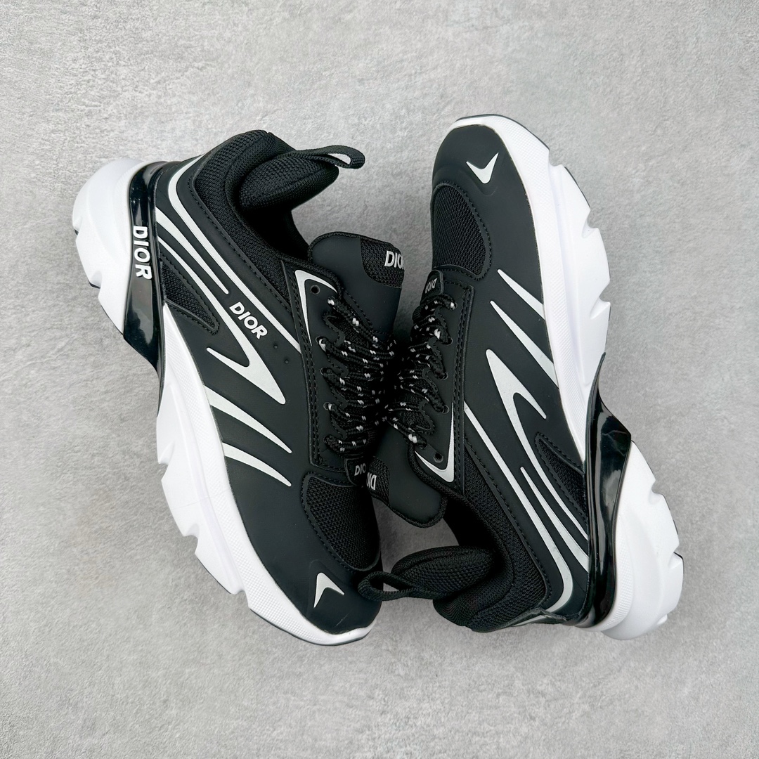 图片[3]-DIOR B44 Blade 迪奥2024新款圆头系带跑步鞋 新款鞋款的特点是受到 21 世纪启发的大胆蓬松造型 B44 Blade 运动鞋采用渐变技术网布制成 配有同色技术面料面板 鞋底上配有对比鲜明的 Blade 嵌件 与跑步世界息息相关 这款运动鞋具有运动、复古未来主义的外观 配有超细纤维和帆布嵌件 并饰有标志性的“Dior”标志 点缀在鞋面、鞋跟和侧面 鞋型饰有 Dior 和Lewis Hamilton标志性饰物 悬挂在鞋眼上 而鞋面、鞋跟和侧面则饰有 Dior 标志 尺码：36 37 38 39 40 41 42 43 44 45-选品中心