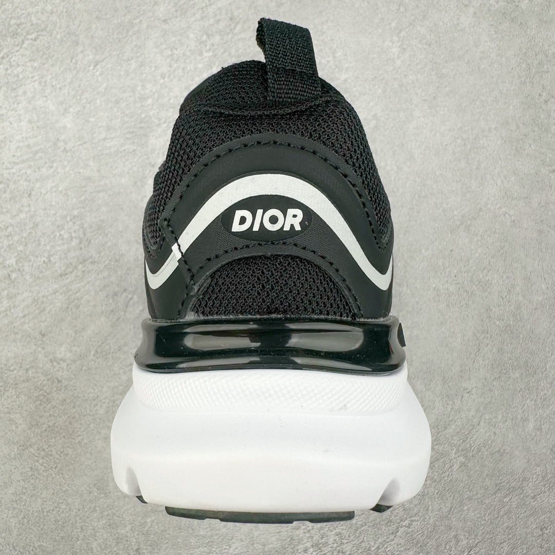图片[8]-DIOR B44 Blade 迪奥2024新款圆头系带跑步鞋 新款鞋款的特点是受到 21 世纪启发的大胆蓬松造型 B44 Blade 运动鞋采用渐变技术网布制成 配有同色技术面料面板 鞋底上配有对比鲜明的 Blade 嵌件 与跑步世界息息相关 这款运动鞋具有运动、复古未来主义的外观 配有超细纤维和帆布嵌件 并饰有标志性的“Dior”标志 点缀在鞋面、鞋跟和侧面 鞋型饰有 Dior 和Lewis Hamilton标志性饰物 悬挂在鞋眼上 而鞋面、鞋跟和侧面则饰有 Dior 标志 尺码：36 37 38 39 40 41 42 43 44 45-选品中心