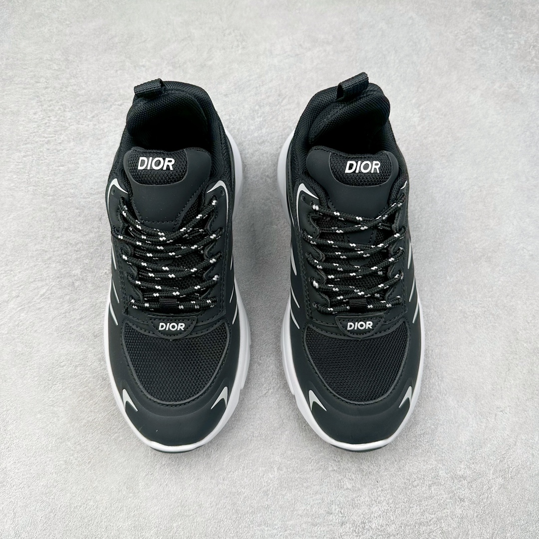 图片[2]-DIOR B44 Blade 迪奥2024新款圆头系带跑步鞋 新款鞋款的特点是受到 21 世纪启发的大胆蓬松造型 B44 Blade 运动鞋采用渐变技术网布制成 配有同色技术面料面板 鞋底上配有对比鲜明的 Blade 嵌件 与跑步世界息息相关 这款运动鞋具有运动、复古未来主义的外观 配有超细纤维和帆布嵌件 并饰有标志性的“Dior”标志 点缀在鞋面、鞋跟和侧面 鞋型饰有 Dior 和Lewis Hamilton标志性饰物 悬挂在鞋眼上 而鞋面、鞋跟和侧面则饰有 Dior 标志 尺码：36 37 38 39 40 41 42 43 44 45-选品中心