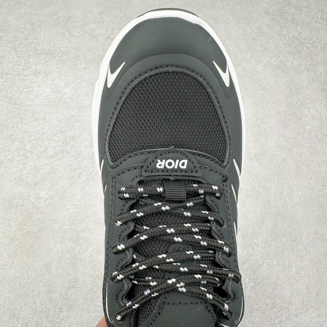 图片[4]-DIOR B44 Blade 迪奥2024新款圆头系带跑步鞋 新款鞋款的特点是受到 21 世纪启发的大胆蓬松造型 B44 Blade 运动鞋采用渐变技术网布制成 配有同色技术面料面板 鞋底上配有对比鲜明的 Blade 嵌件 与跑步世界息息相关 这款运动鞋具有运动、复古未来主义的外观 配有超细纤维和帆布嵌件 并饰有标志性的“Dior”标志 点缀在鞋面、鞋跟和侧面 鞋型饰有 Dior 和Lewis Hamilton标志性饰物 悬挂在鞋眼上 而鞋面、鞋跟和侧面则饰有 Dior 标志 尺码：36 37 38 39 40 41 42 43 44 45-选品中心