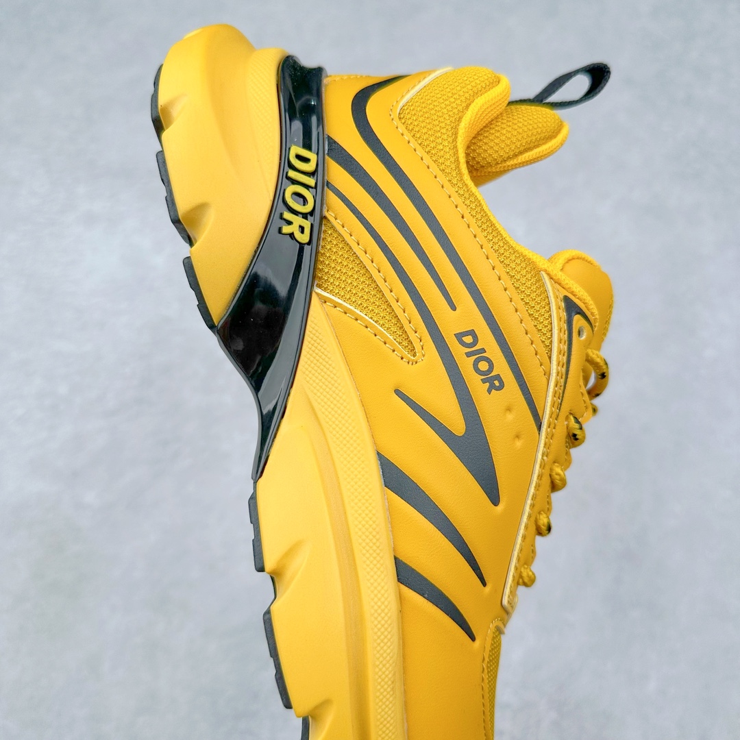 图片[6]-DIOR B44 Blade 迪奥2024新款圆头系带跑步鞋 新款鞋款的特点是受到 21 世纪启发的大胆蓬松造型 B44 Blade 运动鞋采用渐变技术网布制成 配有同色技术面料面板 鞋底上配有对比鲜明的 Blade 嵌件 与跑步世界息息相关 这款运动鞋具有运动、复古未来主义的外观 配有超细纤维和帆布嵌件 并饰有标志性的“Dior”标志 点缀在鞋面、鞋跟和侧面 鞋型饰有 Dior 和Lewis Hamilton标志性饰物 悬挂在鞋眼上 而鞋面、鞋跟和侧面则饰有 Dior 标志 尺码：36 37 38 39 40 41 42 43 44 45-选品中心