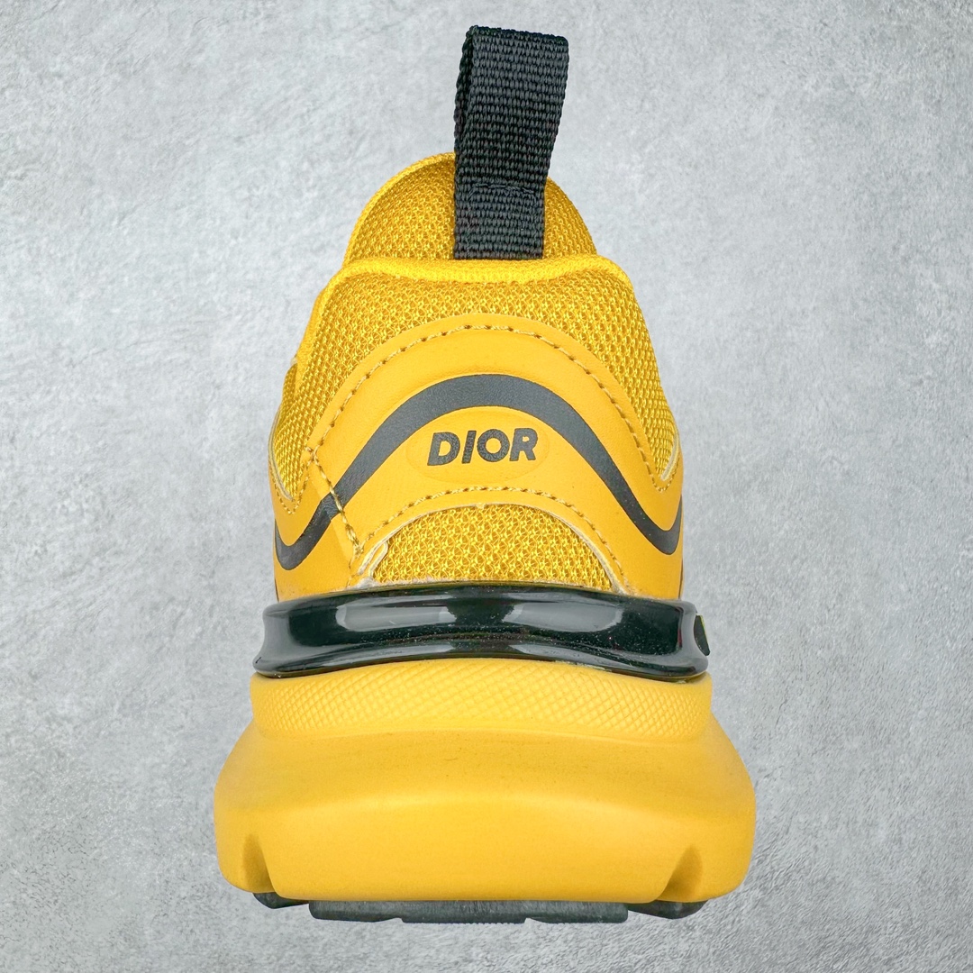 图片[8]-DIOR B44 Blade 迪奥2024新款圆头系带跑步鞋 新款鞋款的特点是受到 21 世纪启发的大胆蓬松造型 B44 Blade 运动鞋采用渐变技术网布制成 配有同色技术面料面板 鞋底上配有对比鲜明的 Blade 嵌件 与跑步世界息息相关 这款运动鞋具有运动、复古未来主义的外观 配有超细纤维和帆布嵌件 并饰有标志性的“Dior”标志 点缀在鞋面、鞋跟和侧面 鞋型饰有 Dior 和Lewis Hamilton标志性饰物 悬挂在鞋眼上 而鞋面、鞋跟和侧面则饰有 Dior 标志 尺码：36 37 38 39 40 41 42 43 44 45-选品中心