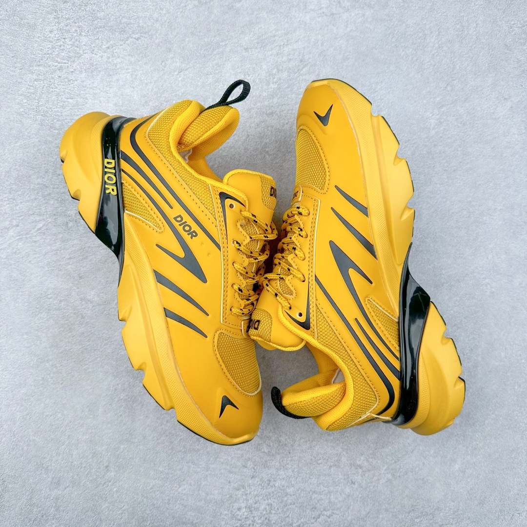 图片[3]-DIOR B44 Blade 迪奥2024新款圆头系带跑步鞋 新款鞋款的特点是受到 21 世纪启发的大胆蓬松造型 B44 Blade 运动鞋采用渐变技术网布制成 配有同色技术面料面板 鞋底上配有对比鲜明的 Blade 嵌件 与跑步世界息息相关 这款运动鞋具有运动、复古未来主义的外观 配有超细纤维和帆布嵌件 并饰有标志性的“Dior”标志 点缀在鞋面、鞋跟和侧面 鞋型饰有 Dior 和Lewis Hamilton标志性饰物 悬挂在鞋眼上 而鞋面、鞋跟和侧面则饰有 Dior 标志 尺码：36 37 38 39 40 41 42 43 44 45-选品中心