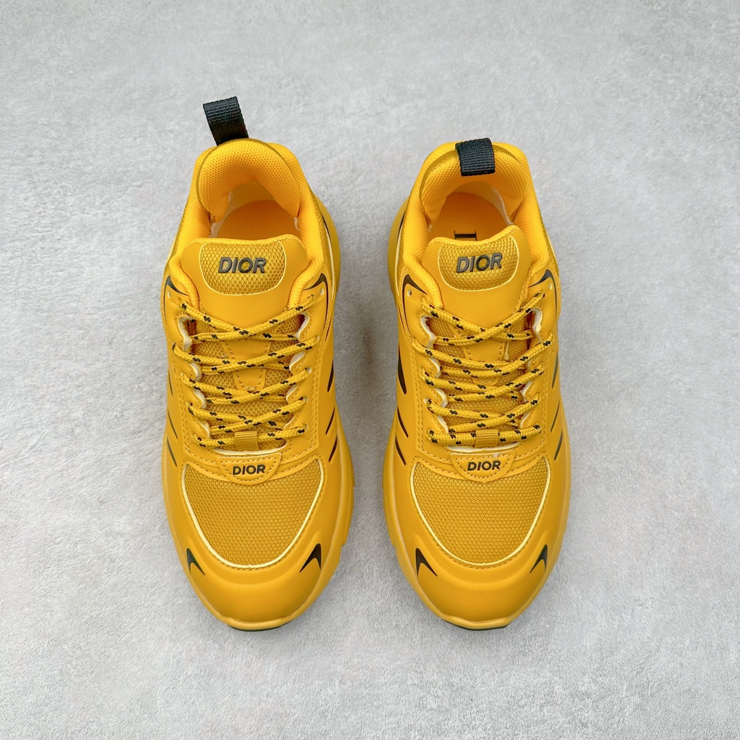 图片[2]-DIOR B44 Blade 迪奥2024新款圆头系带跑步鞋 新款鞋款的特点是受到 21 世纪启发的大胆蓬松造型 B44 Blade 运动鞋采用渐变技术网布制成 配有同色技术面料面板 鞋底上配有对比鲜明的 Blade 嵌件 与跑步世界息息相关 这款运动鞋具有运动、复古未来主义的外观 配有超细纤维和帆布嵌件 并饰有标志性的“Dior”标志 点缀在鞋面、鞋跟和侧面 鞋型饰有 Dior 和Lewis Hamilton标志性饰物 悬挂在鞋眼上 而鞋面、鞋跟和侧面则饰有 Dior 标志 尺码：36 37 38 39 40 41 42 43 44 45-选品中心