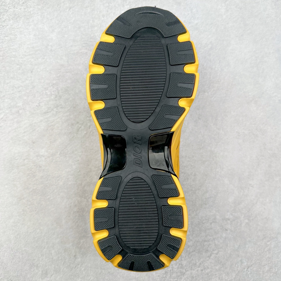 图片[9]-DIOR B44 Blade 迪奥2024新款圆头系带跑步鞋 新款鞋款的特点是受到 21 世纪启发的大胆蓬松造型 B44 Blade 运动鞋采用渐变技术网布制成 配有同色技术面料面板 鞋底上配有对比鲜明的 Blade 嵌件 与跑步世界息息相关 这款运动鞋具有运动、复古未来主义的外观 配有超细纤维和帆布嵌件 并饰有标志性的“Dior”标志 点缀在鞋面、鞋跟和侧面 鞋型饰有 Dior 和Lewis Hamilton标志性饰物 悬挂在鞋眼上 而鞋面、鞋跟和侧面则饰有 Dior 标志 尺码：36 37 38 39 40 41 42 43 44 45-选品中心