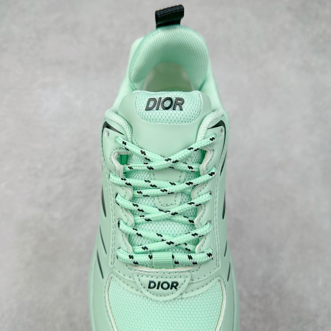 图片[5]-DIOR B44 Blade 迪奥2024新款圆头系带跑步鞋 新款鞋款的特点是受到 21 世纪启发的大胆蓬松造型 B44 Blade 运动鞋采用渐变技术网布制成 配有同色技术面料面板 鞋底上配有对比鲜明的 Blade 嵌件 与跑步世界息息相关 这款运动鞋具有运动、复古未来主义的外观 配有超细纤维和帆布嵌件 并饰有标志性的“Dior”标志 点缀在鞋面、鞋跟和侧面 鞋型饰有 Dior 和Lewis Hamilton标志性饰物 悬挂在鞋眼上 而鞋面、鞋跟和侧面则饰有 Dior 标志 尺码：36 37 38 39 40 41 42 43 44 45-选品中心