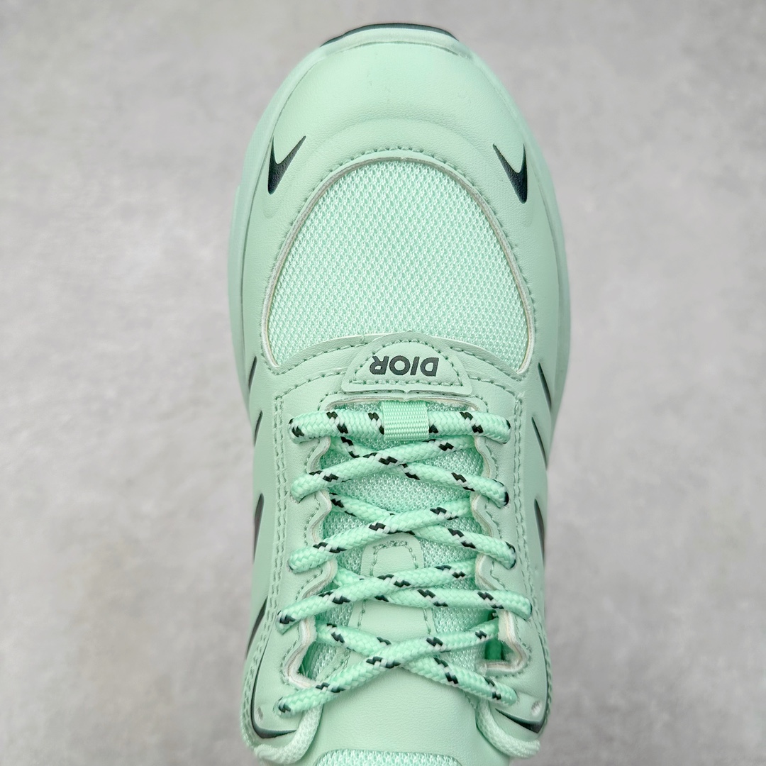 图片[4]-DIOR B44 Blade 迪奥2024新款圆头系带跑步鞋 新款鞋款的特点是受到 21 世纪启发的大胆蓬松造型 B44 Blade 运动鞋采用渐变技术网布制成 配有同色技术面料面板 鞋底上配有对比鲜明的 Blade 嵌件 与跑步世界息息相关 这款运动鞋具有运动、复古未来主义的外观 配有超细纤维和帆布嵌件 并饰有标志性的“Dior”标志 点缀在鞋面、鞋跟和侧面 鞋型饰有 Dior 和Lewis Hamilton标志性饰物 悬挂在鞋眼上 而鞋面、鞋跟和侧面则饰有 Dior 标志 尺码：36 37 38 39 40 41 42 43 44 45-选品中心