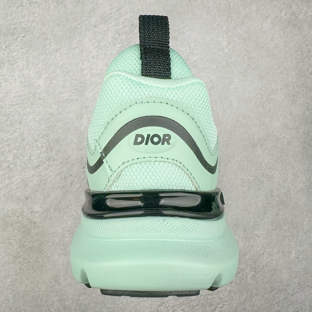 图片[8]-DIOR B44 Blade 迪奥2024新款圆头系带跑步鞋 新款鞋款的特点是受到 21 世纪启发的大胆蓬松造型 B44 Blade 运动鞋采用渐变技术网布制成 配有同色技术面料面板 鞋底上配有对比鲜明的 Blade 嵌件 与跑步世界息息相关 这款运动鞋具有运动、复古未来主义的外观 配有超细纤维和帆布嵌件 并饰有标志性的“Dior”标志 点缀在鞋面、鞋跟和侧面 鞋型饰有 Dior 和Lewis Hamilton标志性饰物 悬挂在鞋眼上 而鞋面、鞋跟和侧面则饰有 Dior 标志 尺码：36 37 38 39 40 41 42 43 44 45-选品中心