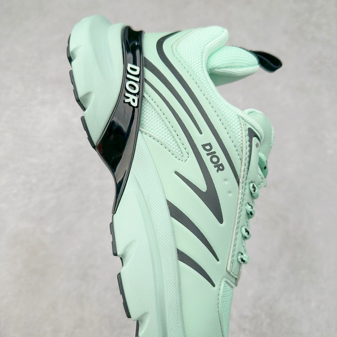 图片[6]-DIOR B44 Blade 迪奥2024新款圆头系带跑步鞋 新款鞋款的特点是受到 21 世纪启发的大胆蓬松造型 B44 Blade 运动鞋采用渐变技术网布制成 配有同色技术面料面板 鞋底上配有对比鲜明的 Blade 嵌件 与跑步世界息息相关 这款运动鞋具有运动、复古未来主义的外观 配有超细纤维和帆布嵌件 并饰有标志性的“Dior”标志 点缀在鞋面、鞋跟和侧面 鞋型饰有 Dior 和Lewis Hamilton标志性饰物 悬挂在鞋眼上 而鞋面、鞋跟和侧面则饰有 Dior 标志 尺码：36 37 38 39 40 41 42 43 44 45-选品中心